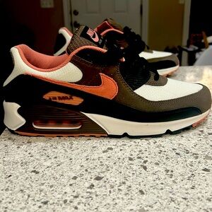 Nike air max 90
Size: 10.5